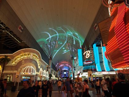 Fremont Street Experience (フリーモント・ストリート・エクスペリエンス) の体験記と写真:画像3
