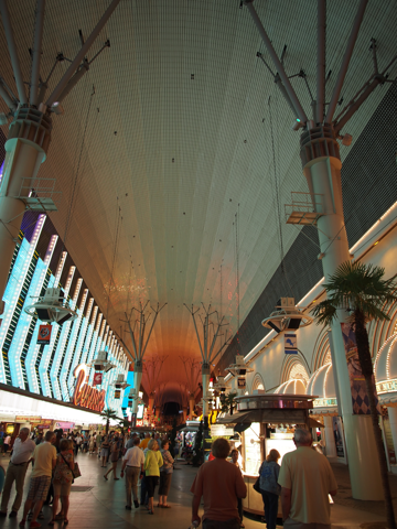 Fremont Street Experience (フリーモント・ストリート・エクスペリエンス) の体験記と写真:画像7