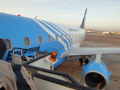 カイロからアスワンへの飛行機便 - エジプト航空 EMBRAER 170:画像7