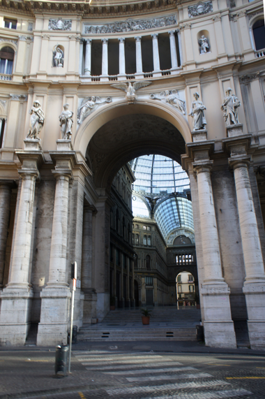ウンベルト1世のガッレリア (Galleria Umberto I) の体験記と写真:画像1
